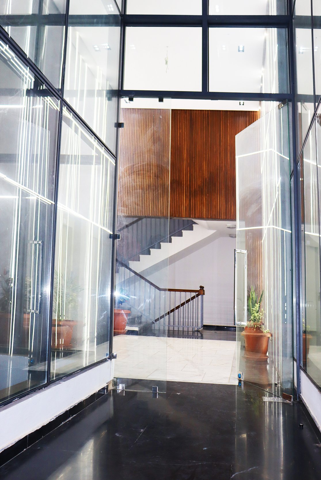 Centre Commercial et Plateaux Bureaux MABROKA - Image 1